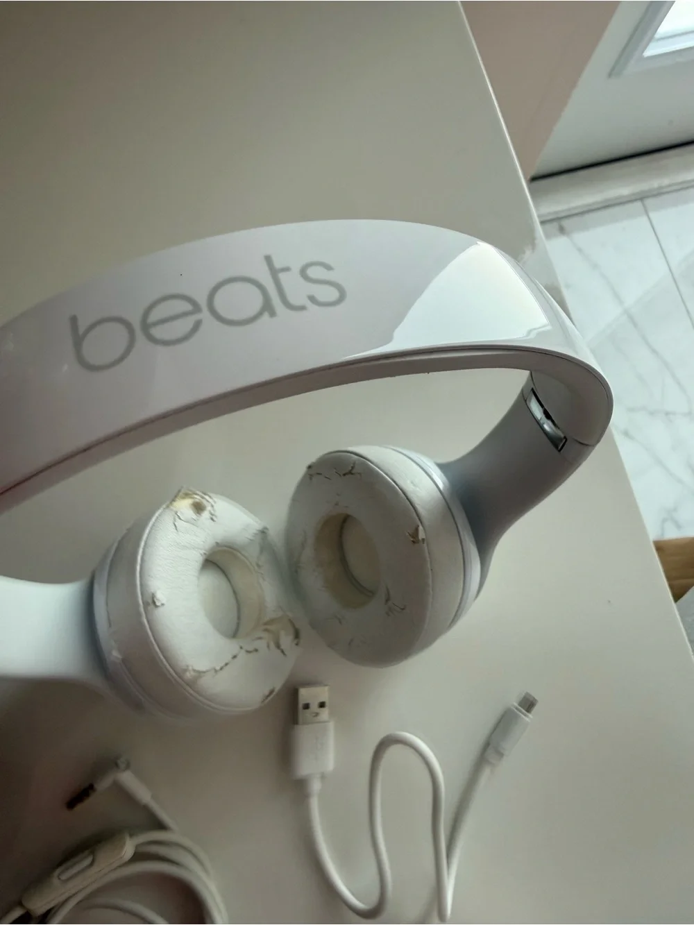 Beats Solo3 Wireless White Bluetooth Headphones- Cracked Pads USED